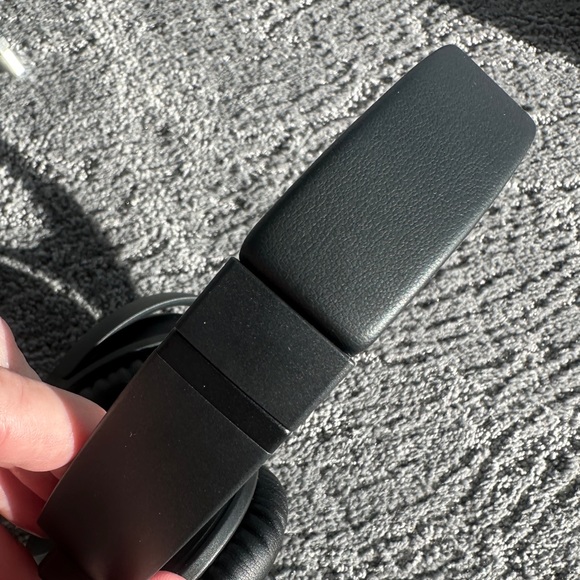 Bose QuietComfort 35 Series II Wireless Noise-Cancelling Bluetooth Headphones - Picture 8 of 14